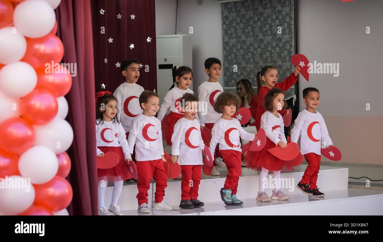 Celebrazioni della Festa della Repubblica in Turchia i bambini celebrano il 102 ° anniversario della Festa della Repubblica della Turchia, una festa nazionale che commemora il 29 ottobre 1923, quando Mustafa Kemal Atatürk proclamò la fondazione della Repubblica di Turchia. Gaziantep, Turchia 29 ottobre 2025. Gaziantep Turchia Copyright: XMohammadxBashirxAldaherx Foto Stock