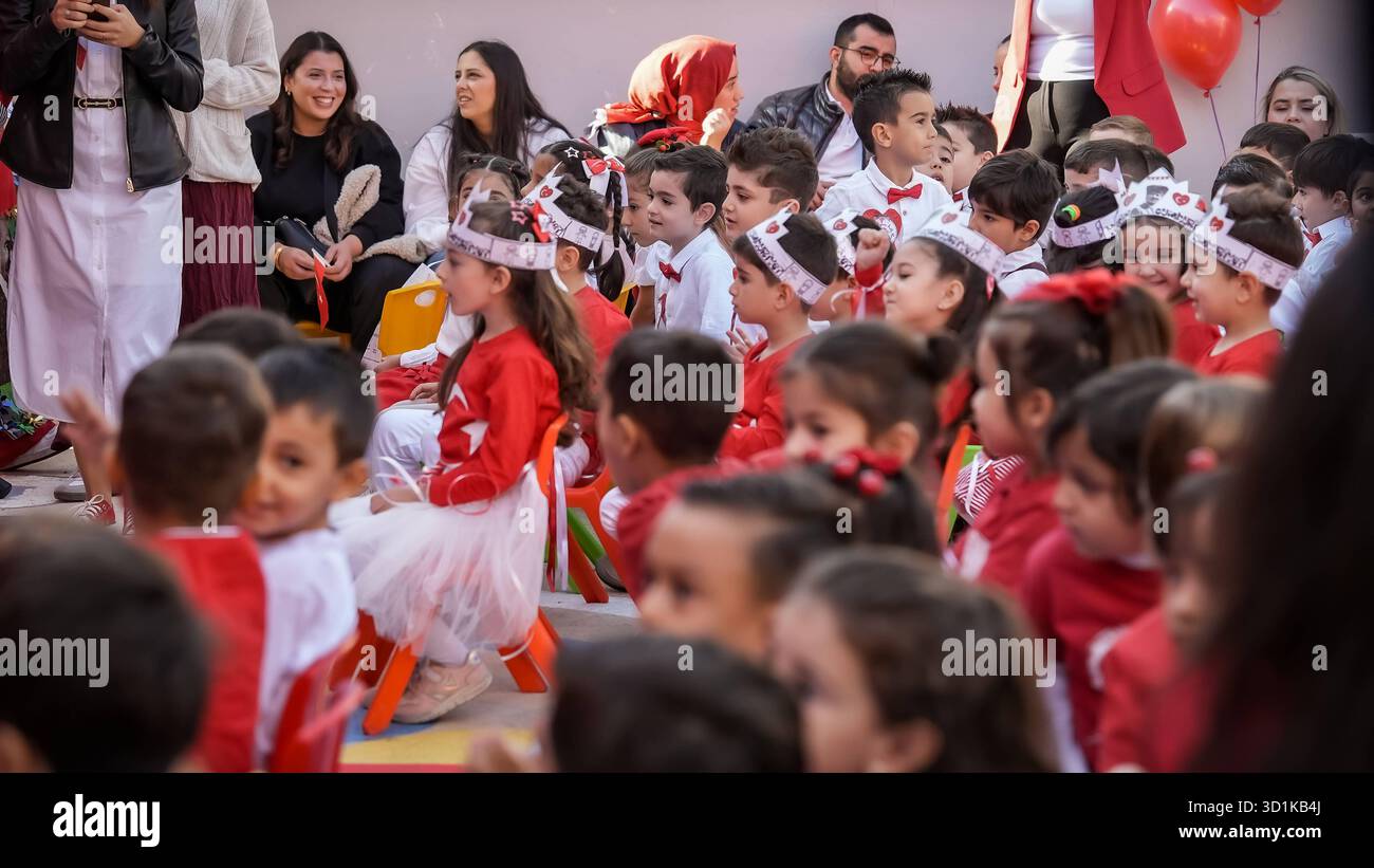 Celebrazioni della Festa della Repubblica in Turchia i bambini celebrano il 102 ° anniversario della Festa della Repubblica della Turchia, una festa nazionale che commemora il 29 ottobre 1923, quando Mustafa Kemal Atatürk proclamò la fondazione della Repubblica di Turchia. Gaziantep, Turchia 29 ottobre 2025. Gaziantep Turchia Copyright: XMohammadxBashirxAldaherx Foto Stock