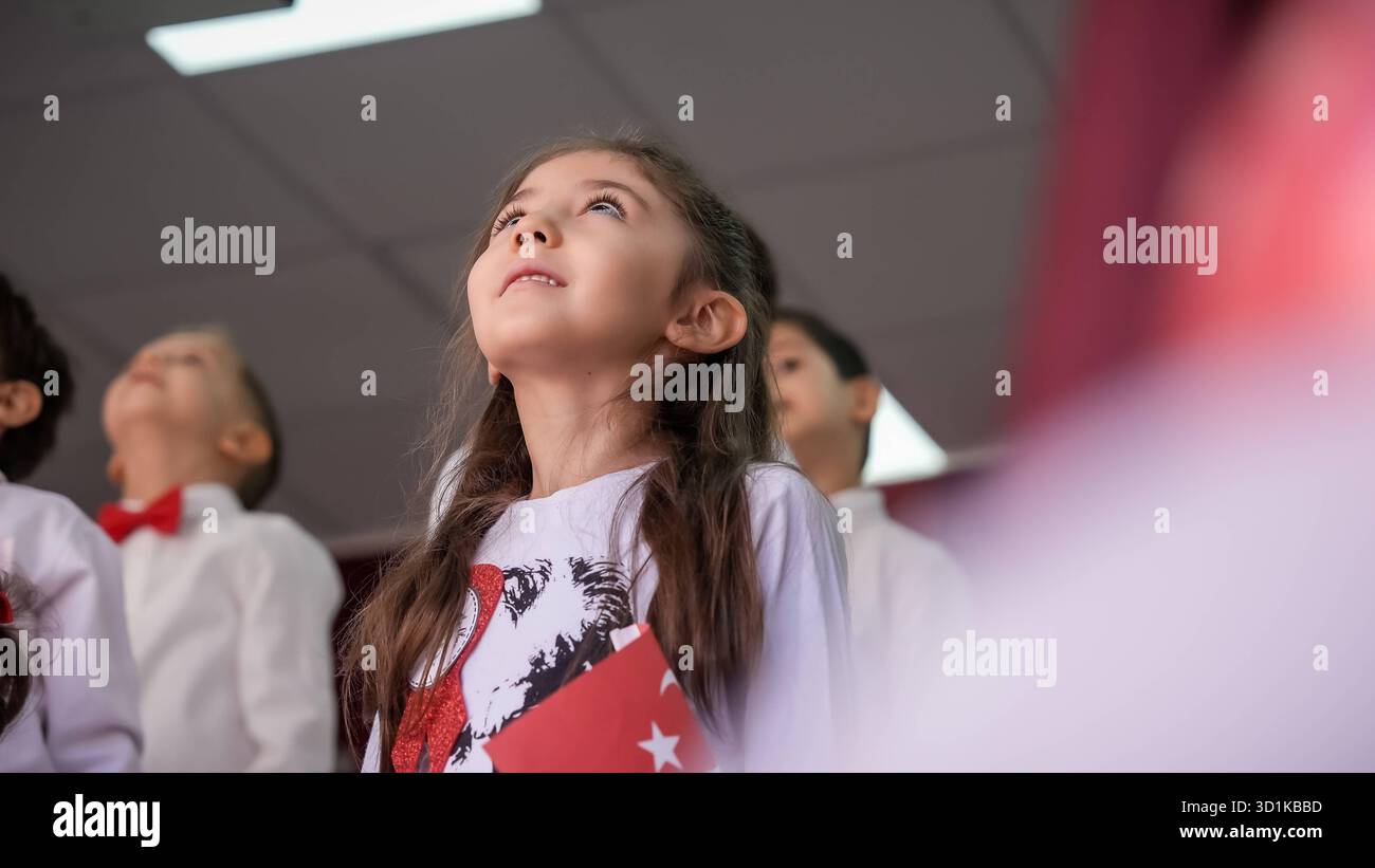 Celebrazioni della Festa della Repubblica in Turchia i bambini celebrano il 102 ° anniversario della Festa della Repubblica della Turchia, una festa nazionale che commemora il 29 ottobre 1923, quando Mustafa Kemal Atatürk proclamò la fondazione della Repubblica di Turchia. Gaziantep, Turchia 29 ottobre 2025. Gaziantep Turchia Copyright: XMohammadxBashirxAldaherx Foto Stock