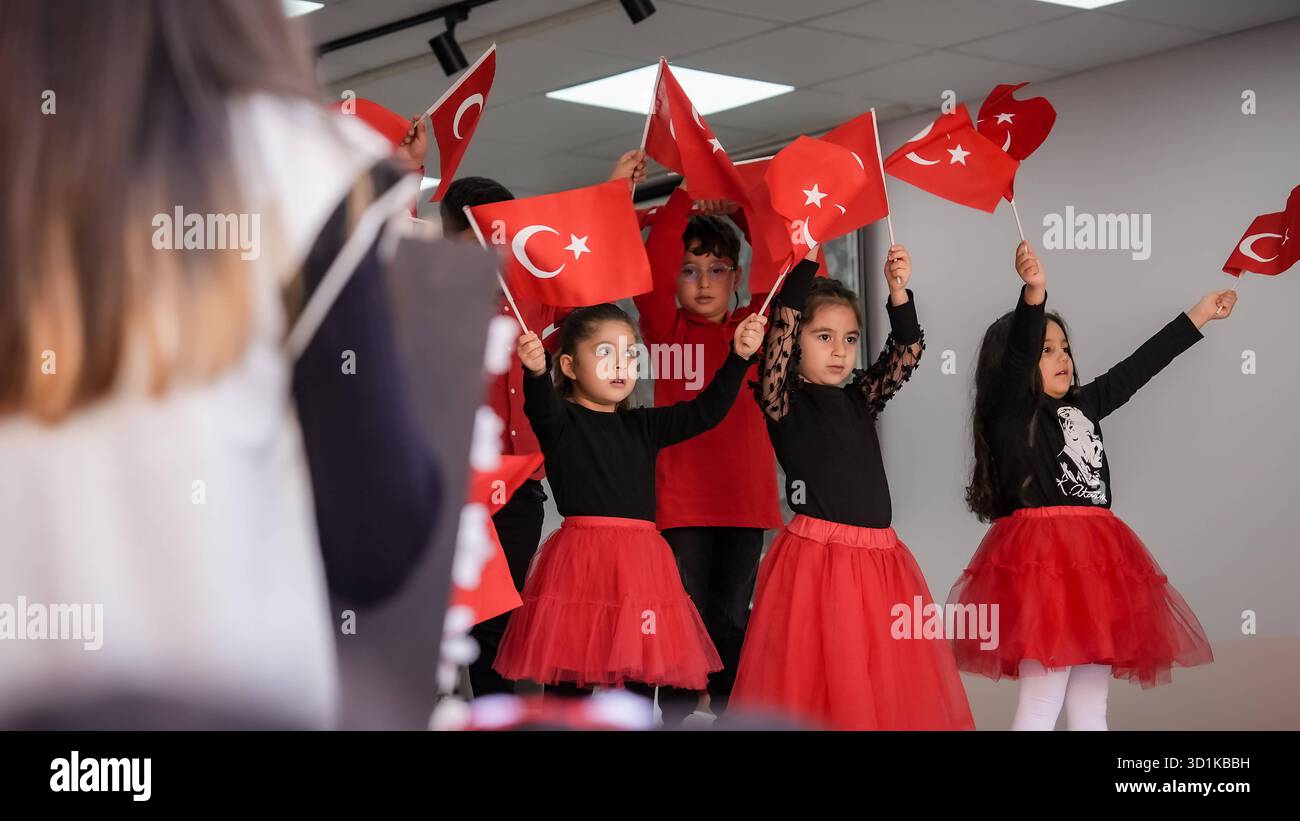 Celebrazioni della Festa della Repubblica in Turchia i bambini celebrano il 102 ° anniversario della Festa della Repubblica della Turchia, una festa nazionale che commemora il 29 ottobre 1923, quando Mustafa Kemal Atatürk proclamò la fondazione della Repubblica di Turchia. Gaziantep, Turchia 29 ottobre 2025. Gaziantep Turchia Copyright: XMohammadxBashirxAldaherx Foto Stock