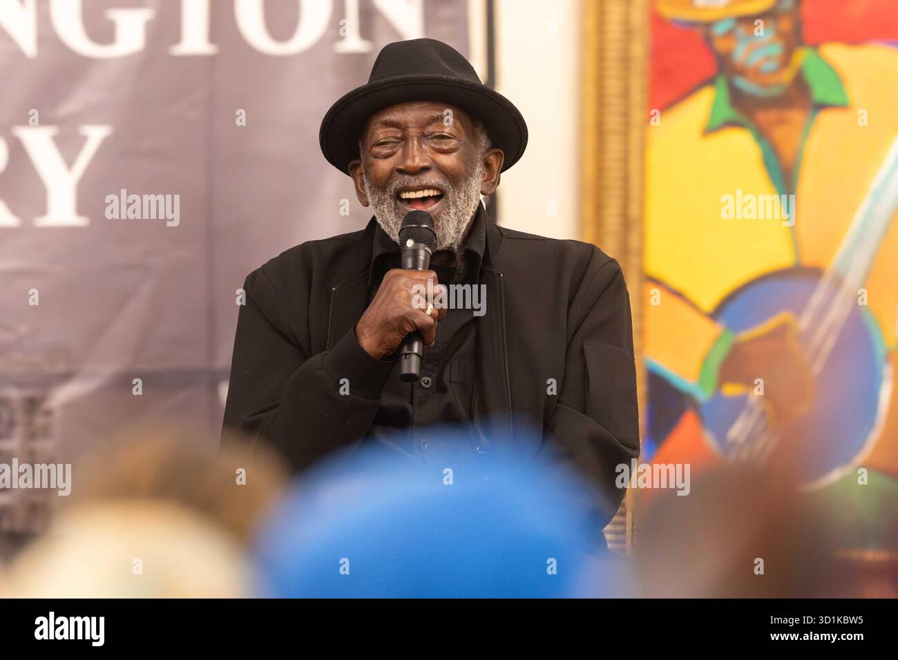 29 ottobre 2025, Wilmington, Delaware, Stati Uniti: L'attore comico GARRETT MORRIS, 88, parla della sua carriera, tra cui il suo lavoro su 'Saturday Night Live', 'Martin' e 'The Jamie Foxx Show' Tuesday alla Wilmington Public Library di Wilmington. (Credit Image: © Saquan Stimpson/ZUMA Press Wire) SOLO PER USO EDITORIALE! Non per USO commerciale! Foto Stock
