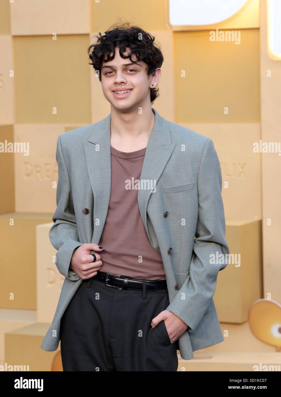 Los Angeles, Stati Uniti. 28 ottobre 2025. Isaac Ordonez partecipa alla prima mondiale di Netflix "in Your Dreams" all'Egyptian Theater nella sezione Hollywood di Los Angeles martedì 28 ottobre 2025. Trama: Stevie e il suo fratellino Elliot viaggiano nel paesaggio selvaggiamente assurdo dei loro sogni per chiedere al Sandman di concedere loro la famiglia perfetta. Foto di Greg Grudt/UPI credito: UPI/Alamy Live News Foto Stock