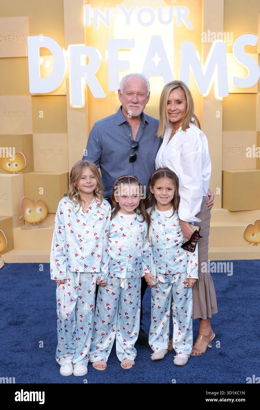 Los Angeles, Stati Uniti. 28 ottobre 2025. John Debney e la sua famiglia partecipano alla prima mondiale di Netflix "in Your Dreams" all'Egyptian Theater nella sezione Hollywood di Los Angeles martedì 28 ottobre 2025. Trama: Stevie e il suo fratellino Elliot viaggiano nel paesaggio selvaggiamente assurdo dei loro sogni per chiedere al Sandman di concedere loro la famiglia perfetta. Foto di Greg Grudt/UPI credito: UPI/Alamy Live News Foto Stock