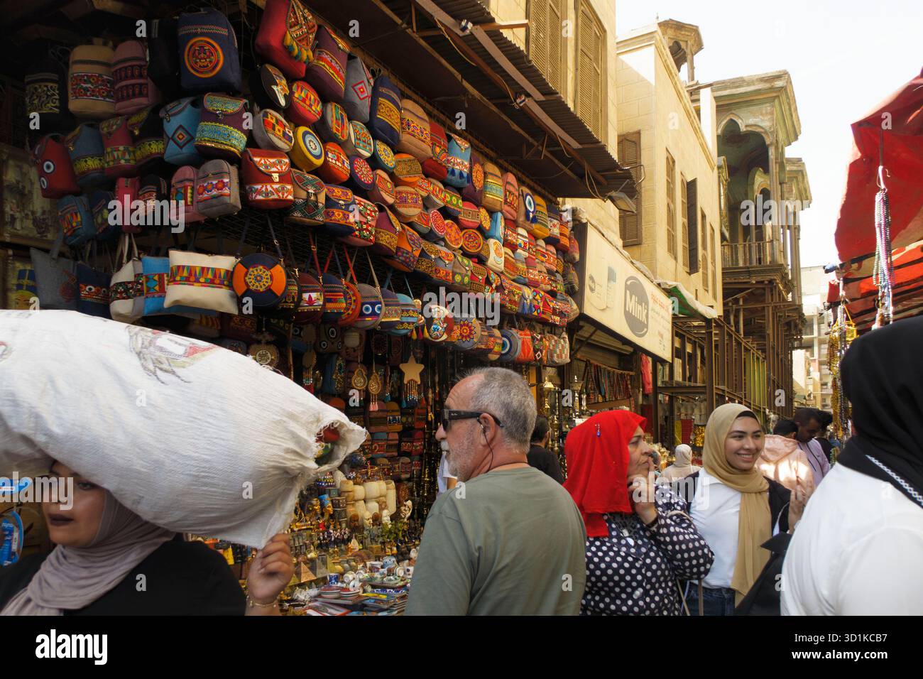 Khan el-Khalili Bazaar - affollato mercato di strada con gente che fa shopping tra artigianato colorato, tessuti e prodotti tradizionali al Cairo, in Egitto Foto Stock