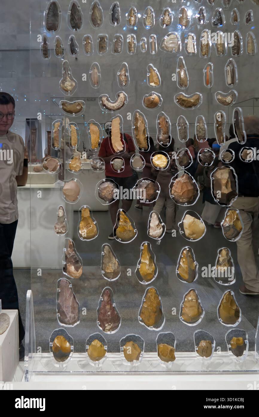 Mostra di strumenti in pietra preistorica e manufatti in selce esposti al Museo Nazionale della civiltà Egizia del Cairo, Egitto Foto Stock
