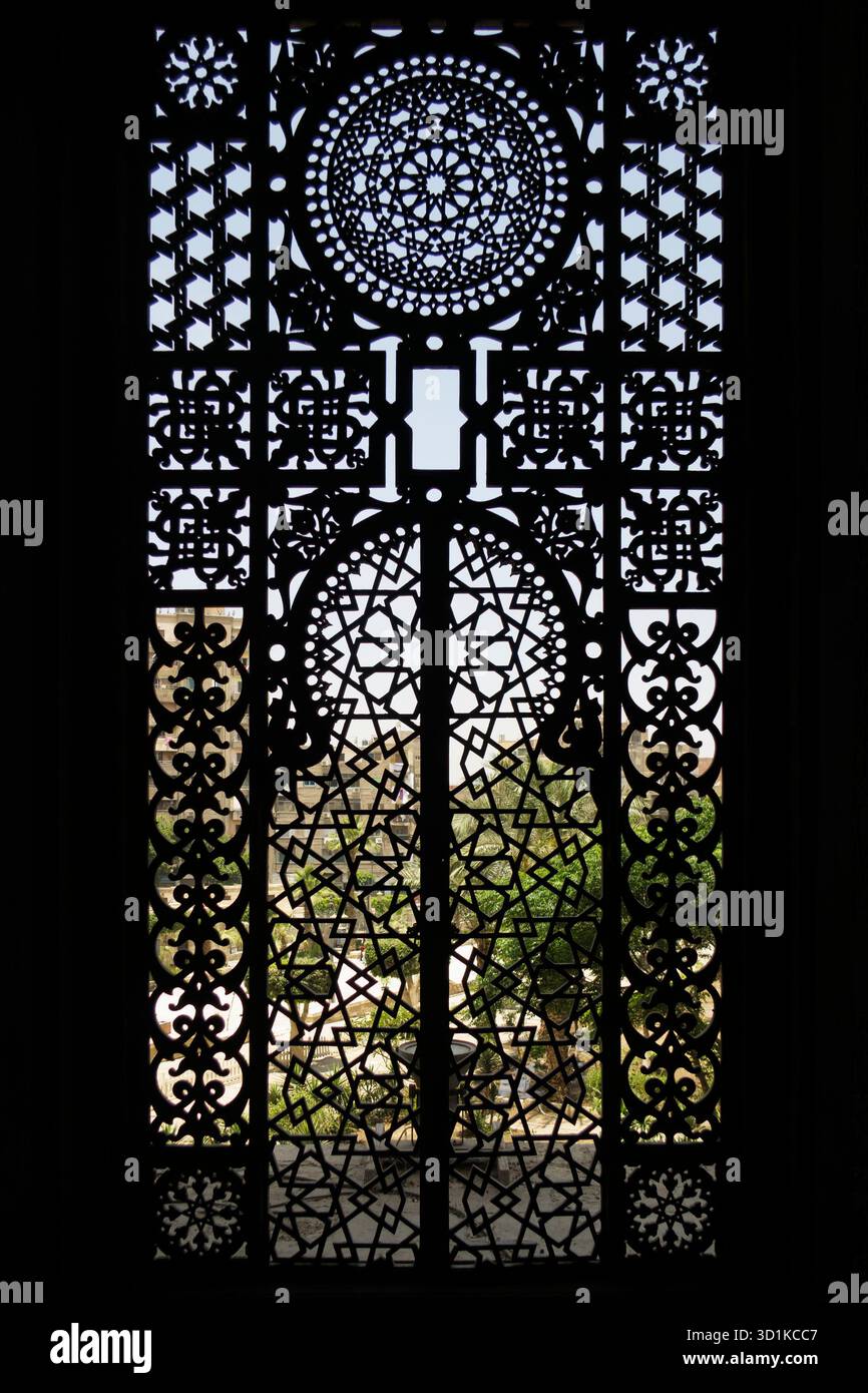 Intricato schermo a reticolo geometrico con tradizionale design islamico conosciuto come mashrabiya, dalla moschea al-Rifa'i al Cairo, Egitto Foto Stock