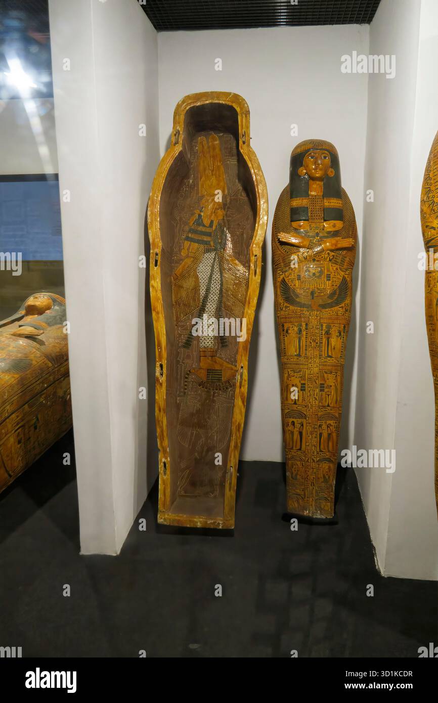 Antichi sarcofagi egizi in mostra con dettagliate decorazioni dipinte e geroglifici al Museo di Luxor, in Egitto Foto Stock