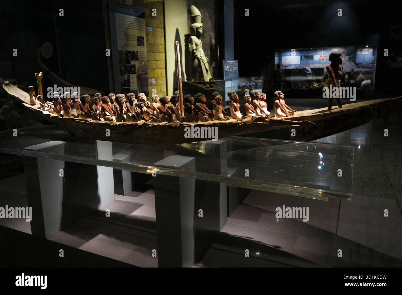 Antico modello in legno egizio raffigurante una barca con remi e un leader in mostra al Museo di Luxor, in Egitto Foto Stock