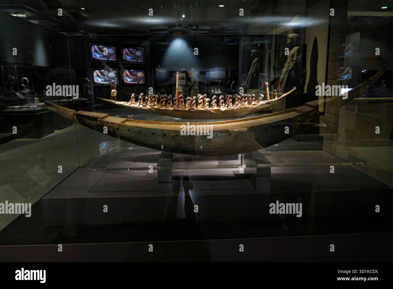 Antico modello in legno egizio raffigurante una barca con remi e un leader in mostra al Museo di Luxor, in Egitto Foto Stock