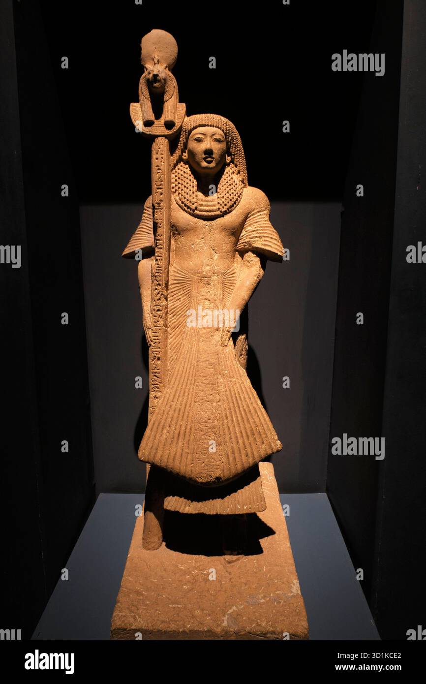 Statua in arenaria di Nebre, un antico comandante militare egiziano e sacerdote della XIX dinastia in mostra nel Museo di Luxor, in Egitto Foto Stock