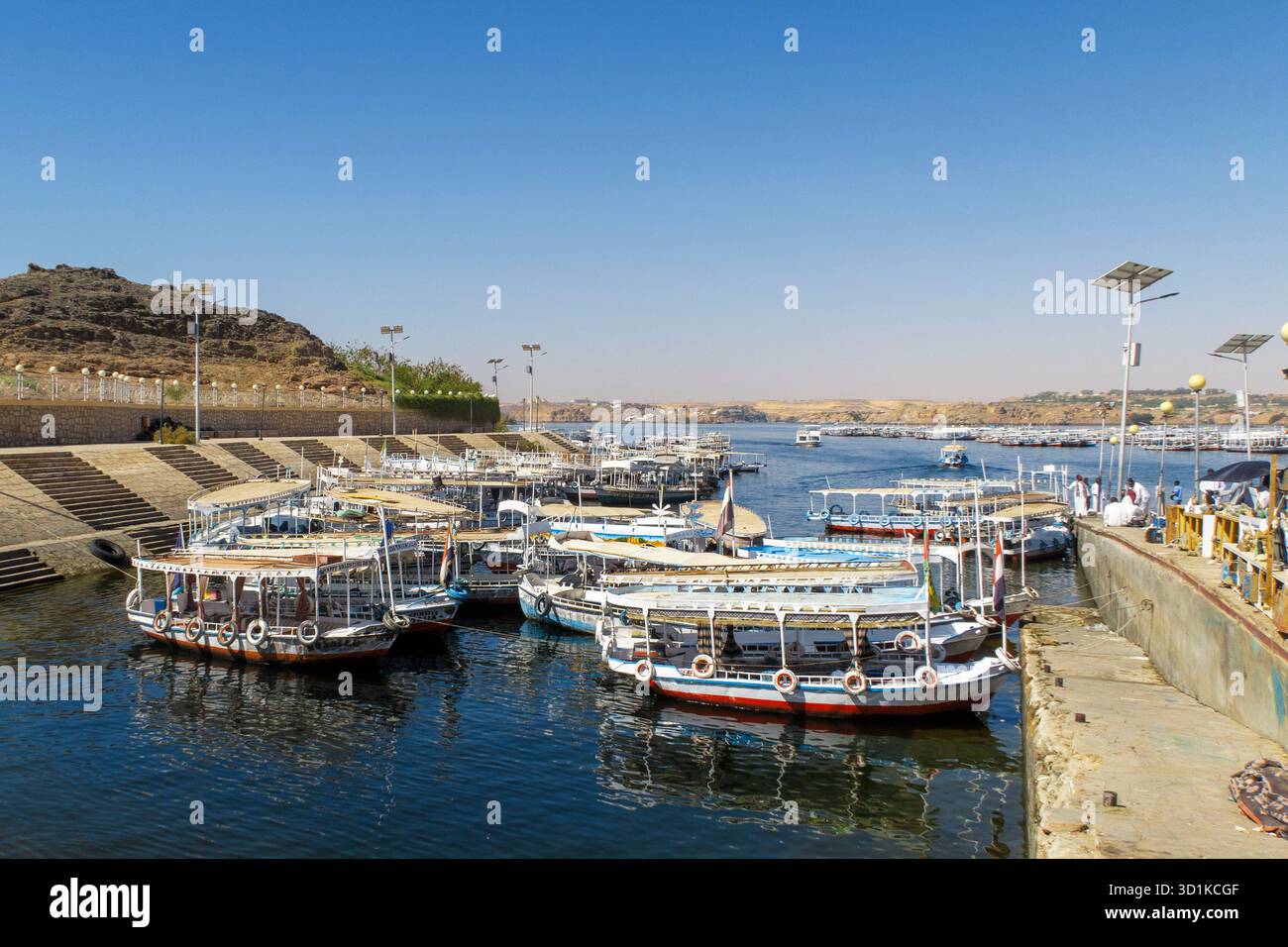 Le tradizionali barche in legno attraccavano sul Nilo ad Assuan, Egitto, utilizzate per il trasporto in motoscafo al vicino complesso del Tempio di file Foto Stock