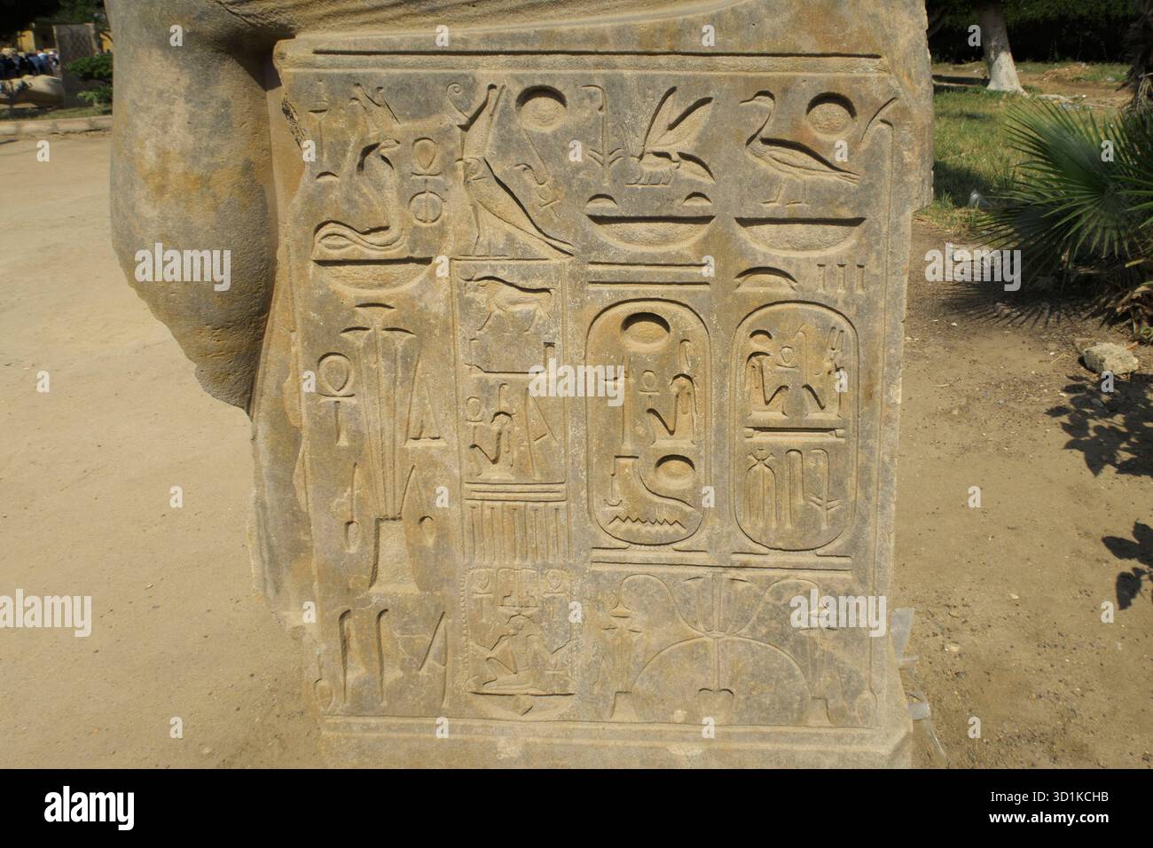 Antica lastra di pietra scolpita con dettagliati geroglifici egiziani raffiguranti simboli, figure e iscrizioni dell'antichità storica Foto Stock