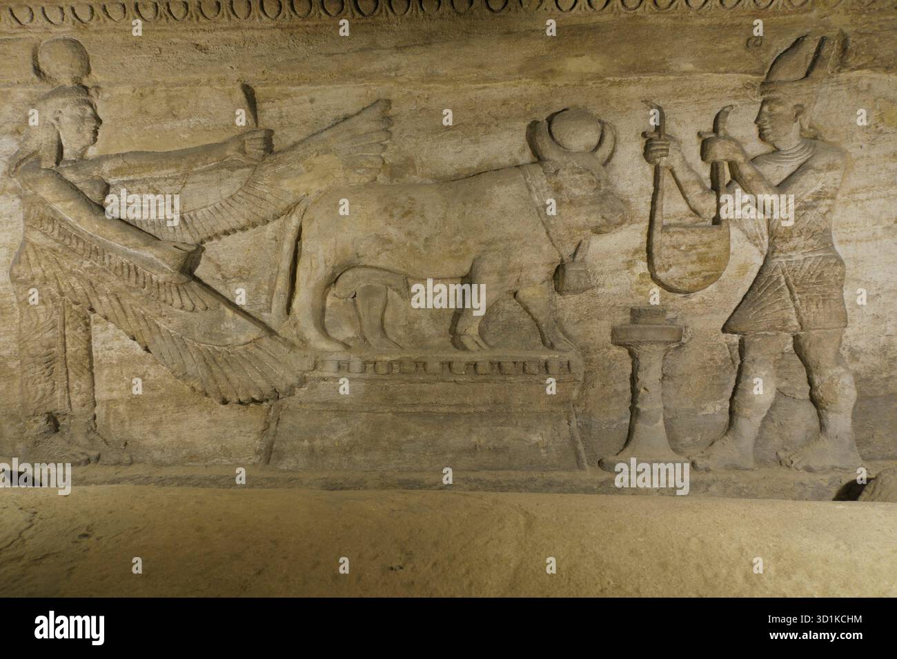 Antico rilievo egizio intagliato nelle catacombe di Kom El Shoqafa ad Alessandria, Egitto Foto Stock