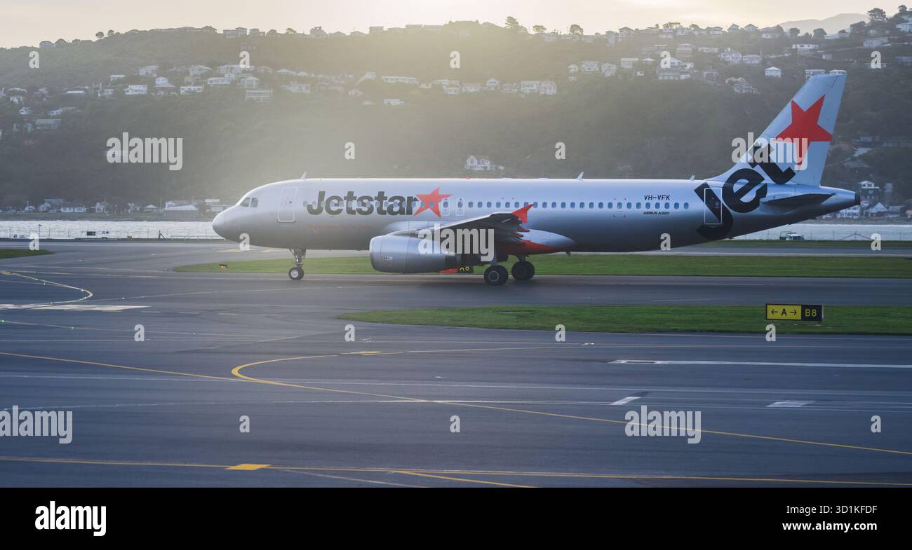 Wellington, nuova Zelanda – 24 ottobre 2025: Jetstar VH-VFK Airbus A320-232 rullante sulla pista dell'aeroporto internazionale di Wellington. Foto Stock