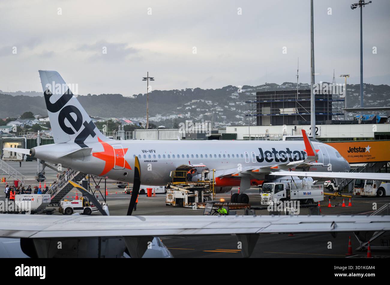 Wellington, nuova Zelanda – 24 ottobre 2025: Imbarco dei passeggeri sull'Airbus A320-232 Jetstar VH-VFV presso l'aeroporto internazionale di Wellington. Foto Stock