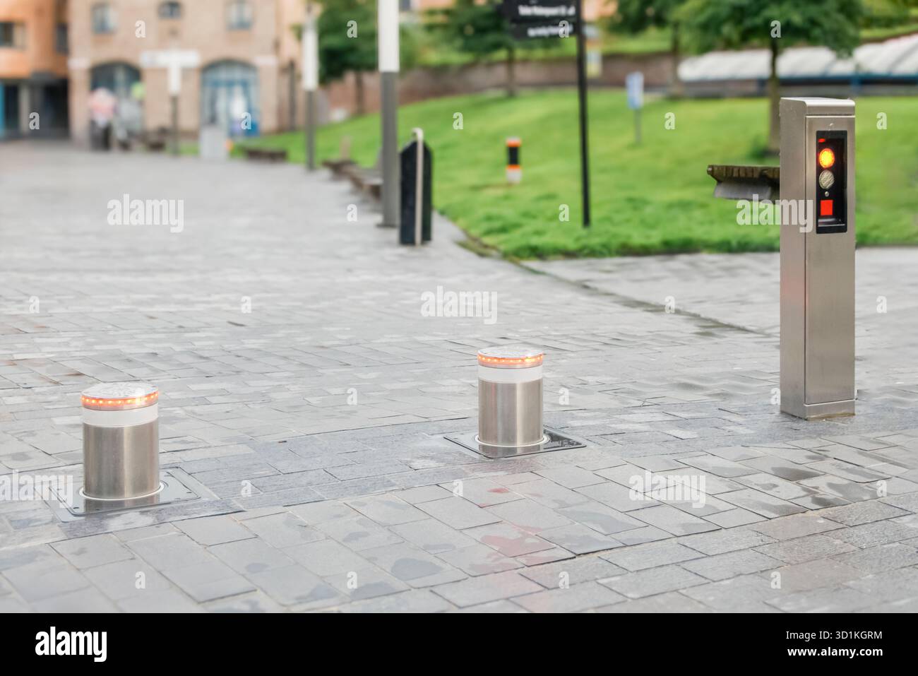 Barriera di passaggio per auto abbassata a terra sotto forma di barriera cilindrica verticale Foto Stock