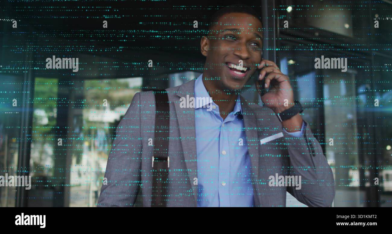 Uomo d'affari che parla con smartphone in blazer grigio e borsa da trasporto in vetro, con glitch Foto Stock