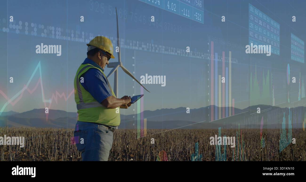 Giubbotto di sicurezza tecnico che analizza i dati sovrapposti delle tavolette sul campo, con turbina eolica, spazio di copia Foto Stock