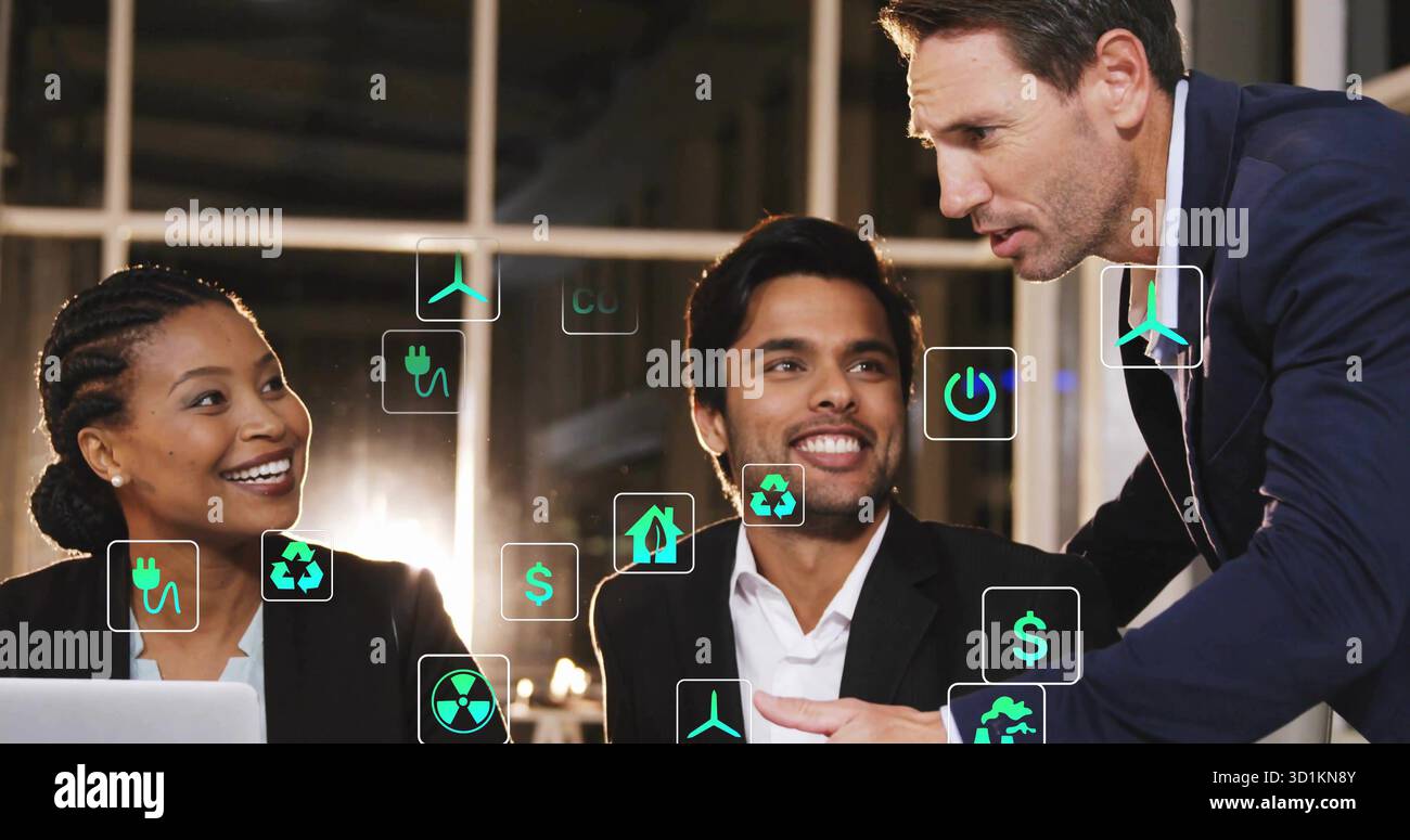 Collaborare con i dirigenti nelle tute per discutere della sostenibilità in ufficio con notebook e icone digitali Foto Stock