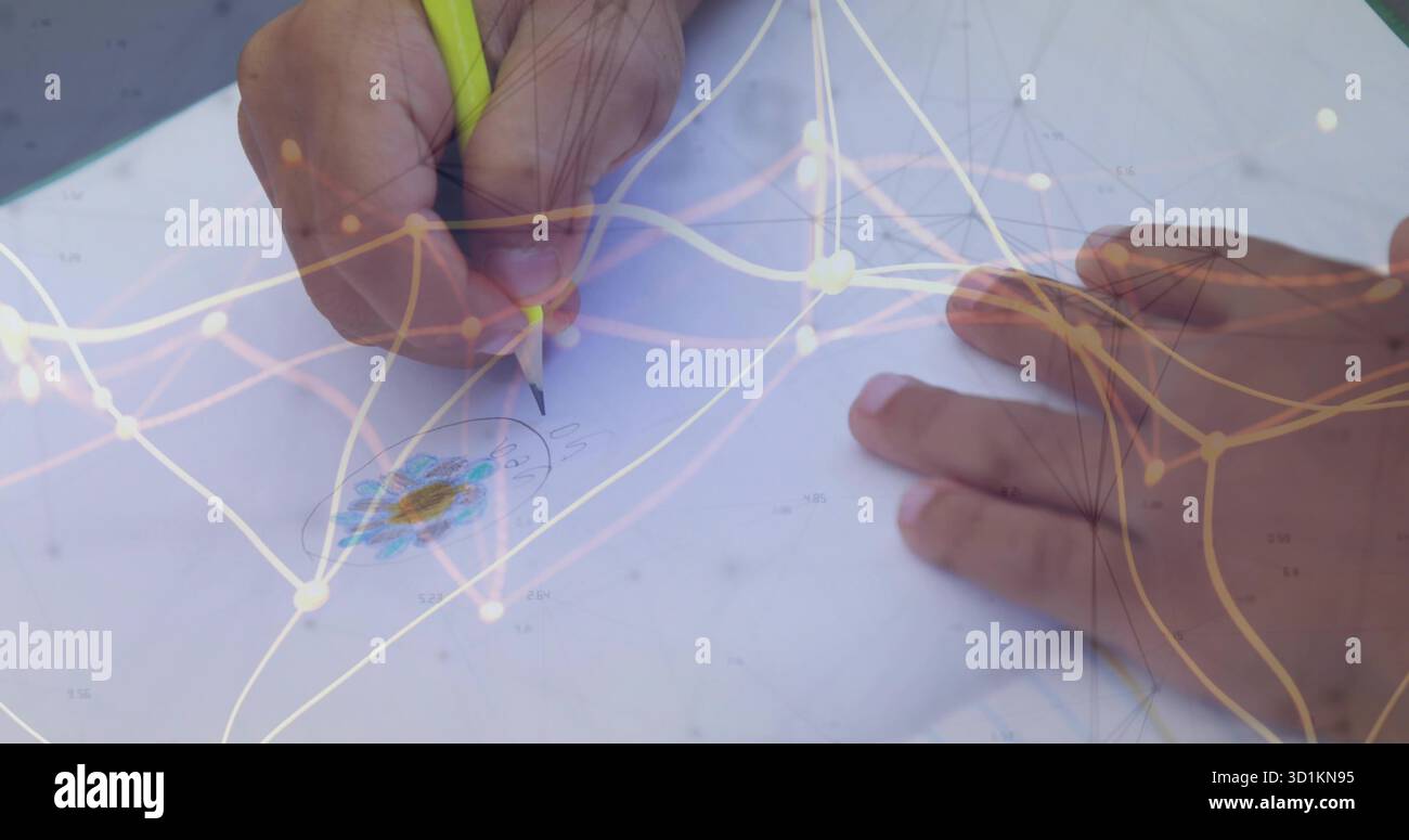 Mani di un tecnico che disegna il diagramma sulla scrivania con matita gialla, mascherina digitale, tappetino verde Foto Stock
