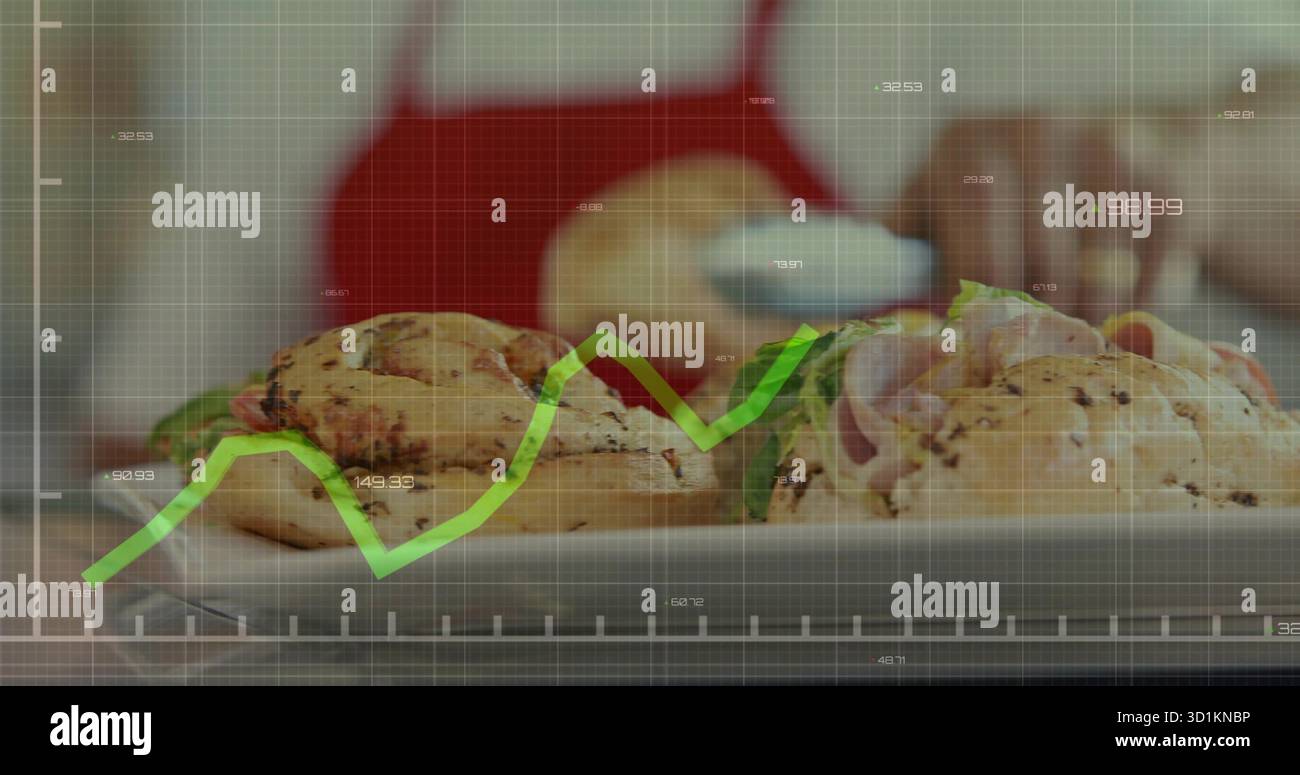 Cuocere in grembiule spalmando formaggio cremoso sui bagel sul bancone della cucina, con mascherina a griglia Foto Stock