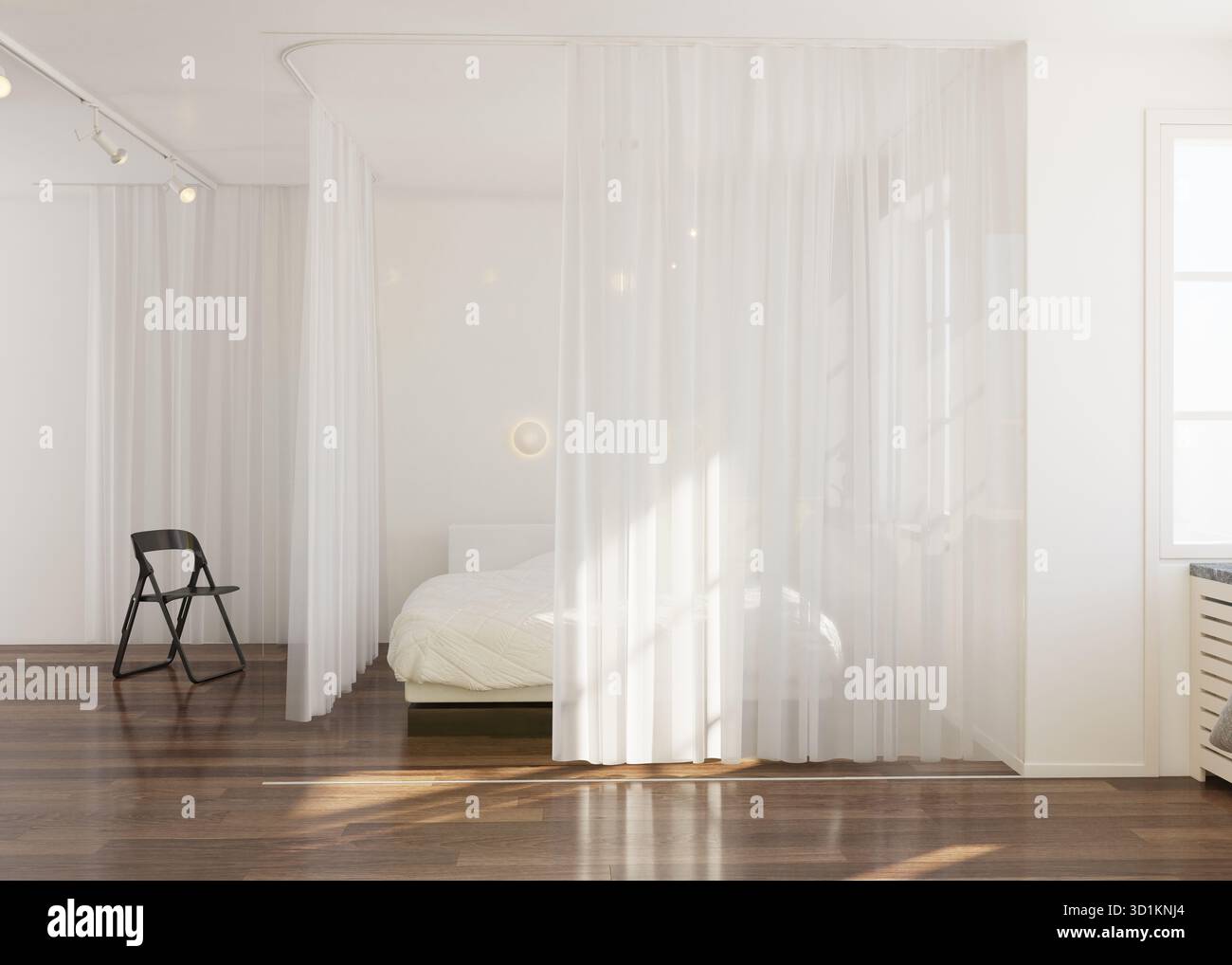 Un rendering in 3D di interni minimalisti con una tenda bianca trasparente come divisorio per la stanza. Lo spazio ha pavimenti in legno scuro, un letto e una sedia nera. Foto Stock