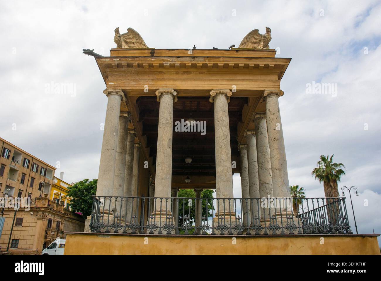 Palchetto della musica del XIX secolo nel quartiere Kalsa, Palermo, Sicilia, Italia. Architettura civica neoclassica con colonne doriche Foto Stock