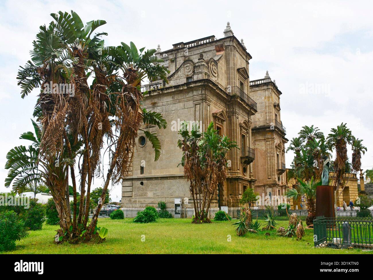 Porta felice nel quartiere Kalsa di Palermo, Sicilia, Italia. Costruito nel 1582-1637 come porta cerimoniale. A più livelli con muratura in pietra rusticata Foto Stock