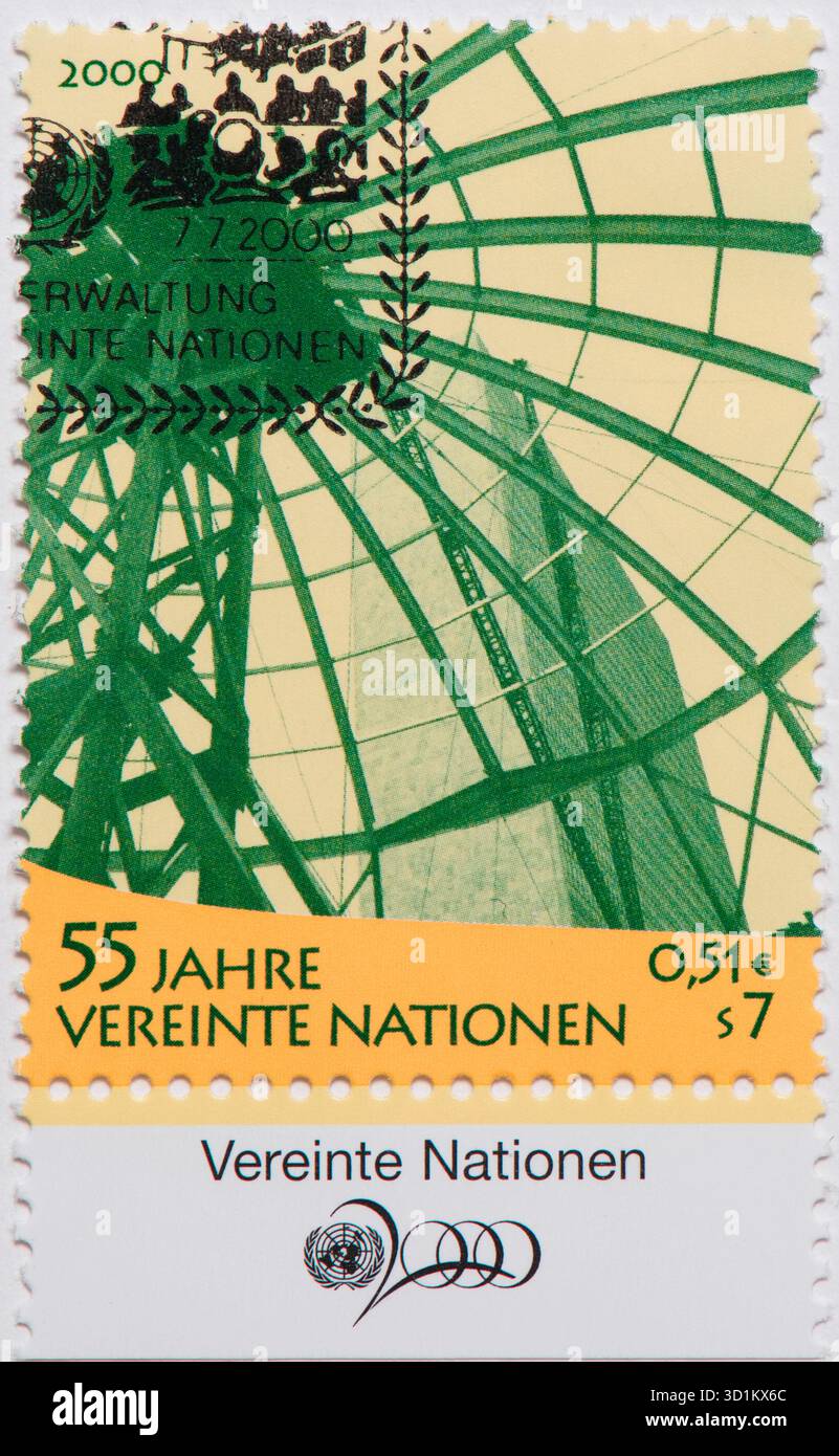 Francobolli delle Nazioni Unite, il francobollo dell'Ufficio delle Nazioni Unite di Vienna, emesso nel 2000 per commemorare il 55° anniversario delle Nazioni Unite. Il francobollo presenta il logo delle Nazioni Unite e una rappresentazione del Vienna International Centre, noto anche come uno City Foto Stock