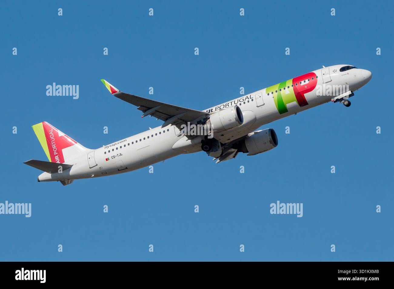 Avión de Línea moderno Airbus A321 neo de la aerolínea TAP Air Portugal despegando en el aeropuerto de Lisboa con matrícula CS-TJL. Foto Stock