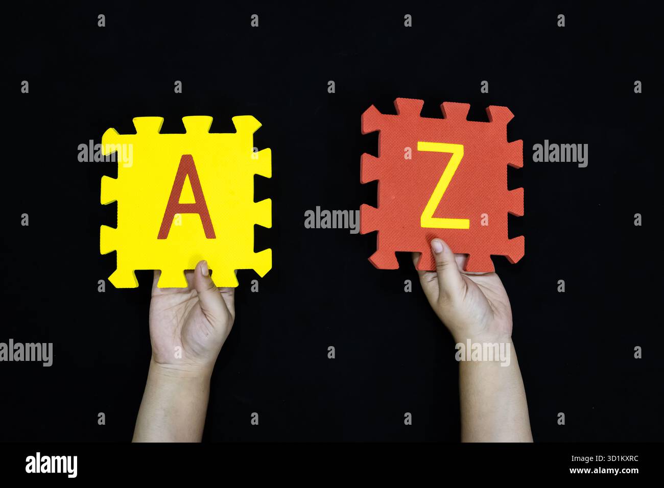 Concetto di apprendimento alfabetico che inizia A e termina Z blocchi su sfondo nero Foto Stock