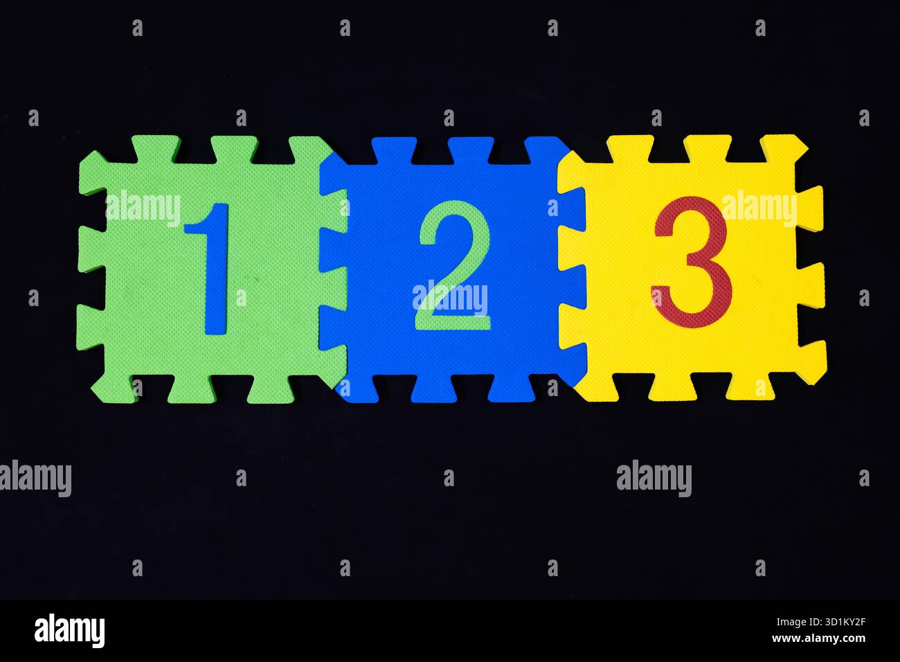 numeri 1 2 3 per l'istruzione e l'apprendimento su pezzi di puzzle colorati Foto Stock