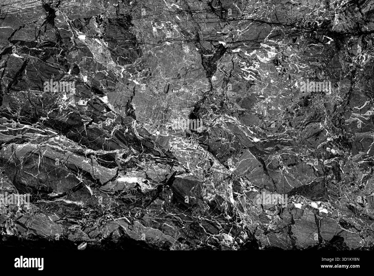 Superficie in pietra grezza di marmo bianco nero grunge naturale come estratto dalla montagna Foto Stock