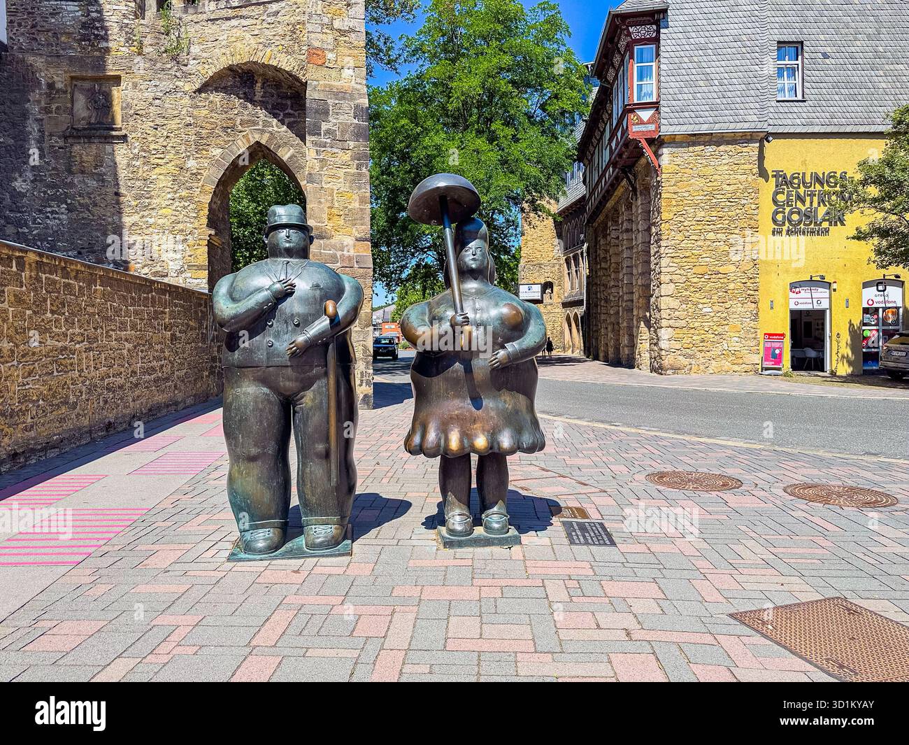 Rosentor, fortificazioni storiche della città, mura, porta della città, Goslar, bassa Sassonia, Germania, 2 luglio 2025. Sul marciapiede ci sono sculture di 'Man With Foto Stock