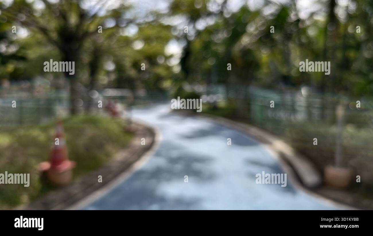 Profondità di campo poco profonda e sfocata che mostra il percorso tortuoso che appare come un parco pubblico. Effetto bokeh rendering intensivo dell'intera scena soft. In generale, atmosfera pacifica Foto Stock