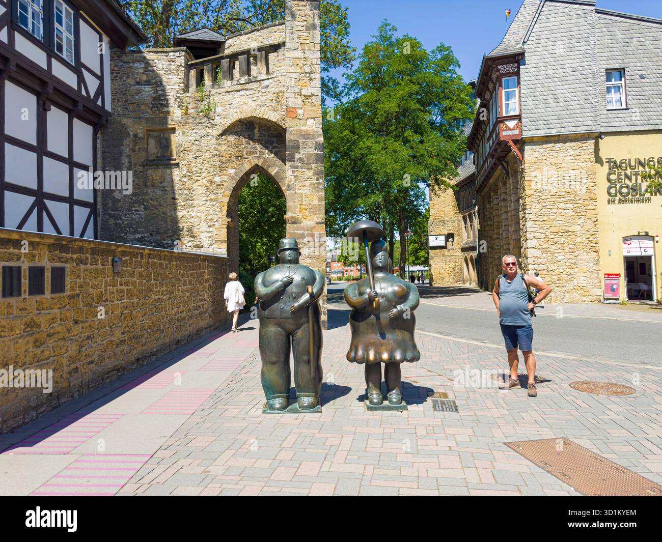 Rosentor, fortificazioni storiche della città, mura, porta della città, Goslar, bassa Sassonia, Germania, 2 luglio 2025. Sul marciapiede ci sono sculture di 'Man With Foto Stock