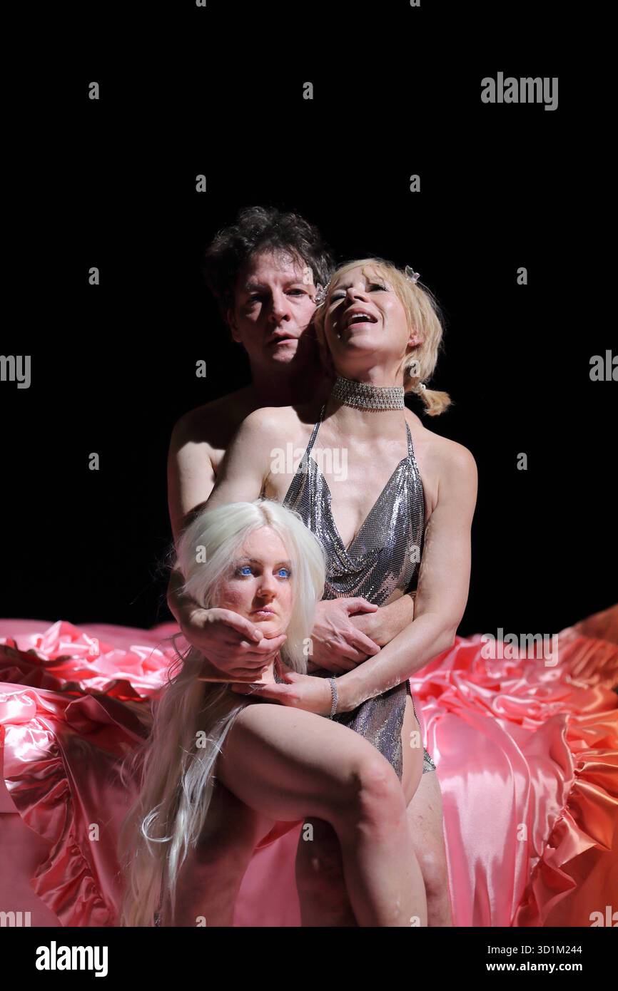 Holger Bülow und Jule Böwe während der Fotoprobe für Call me Paris in der Schaubühne am Lehniner Platz a Berlino, 28. Ottobre 2025. // Stück und Regie Yana Eva Thönnes. Bühne Katharina Pia Schütz. Kostüme Elke von Sievers. Premiere AM 29. Ottobre 2025. Schaubühne Berlin Call me Paris *** Holger Bülow e Jule Böwe durante la prova fotografica di Call me Paris al Schaubühne am Lehniner Platz di Berlino, 28 ottobre 2025 Play and Direction Yana Eva Thönnes Stage Katharina Pia Schütz Costumes Elke von Sievers Premiere è il 29 ottobre 2025 Schaubühne Berlin Call me Paris Foto Stock