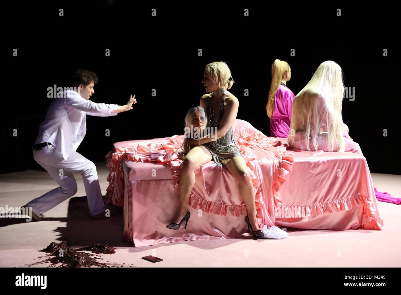 Holger Bülow, Jule Böwe und Ruth Rosenfeld, v.l., während der Fotoprobe für Call me Paris in der Schaubühne am Lehniner Platz a Berlino, 28. Ottobre 2025. // Stück und Regie Yana Eva Thönnes. Bühne Katharina Pia Schütz. Kostüme Elke von Sievers. Premiere AM 29. Ottobre 2025. Schaubühne Berlin Call me Paris *** Holger Bülow, Jule Böwe e Ruth Rosenfeld, da sinistra, durante le prove fotografiche per Call me Paris al Schaubühne am Lehniner Platz di Berlino, 28 ottobre 2025 Play and Direction Yana Eva Thönnes Stage Katharina Pia Schütz Costumes Elke von Sievers Premiere è il 29 ottobre 2025 Foto Stock