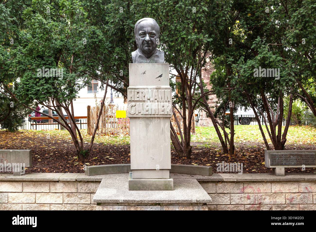 Hermann-Gmeiner-Denkmal, Gründer von SOS Kinderdorf, Parco a Wien, Österreich // Monumento Hermann Gmeiner, fondatore del villaggio per bambini SOS, parco a Vienna, Austria - 20251028 PD19692 credito: APA-PictureDesk/Alamy Live News Foto Stock