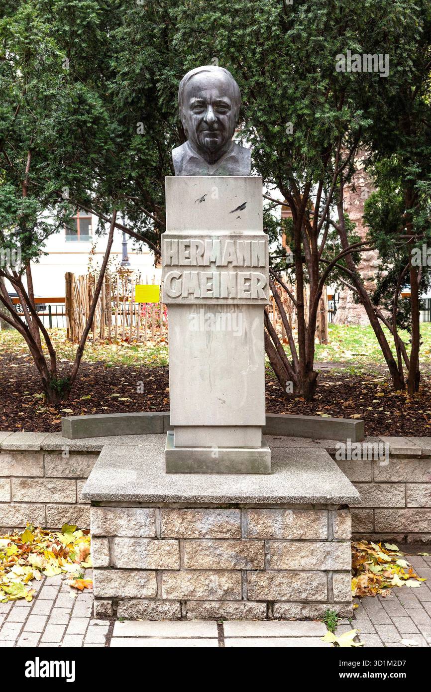 Hermann-Gmeiner-Denkmal, Gründer von SOS Kinderdorf, Parco a Wien, Österreich // Monumento Hermann Gmeiner, fondatore del villaggio per bambini SOS, parco a Vienna, Austria - 20251028 PD19687 credito: APA-PictureDesk/Alamy Live News Foto Stock