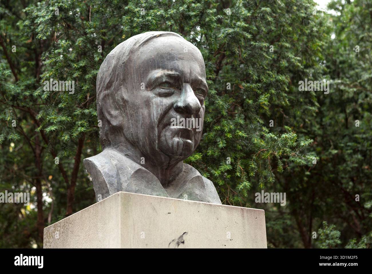 Hermann-Gmeiner-Denkmal, Gründer von SOS Kinderdorf, Parco a Wien, Österreich // Monumento Hermann Gmeiner, fondatore del villaggio per bambini SOS, parco a Vienna, Austria - 20251028 PD19689 credito: APA-PictureDesk/Alamy Live News Foto Stock