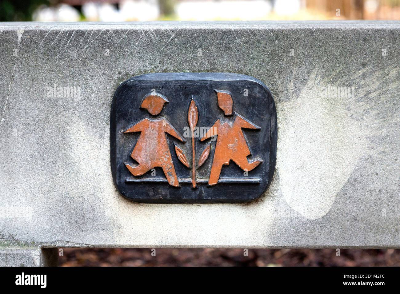 Hermann-Gmeiner-Park, Logo von SOS Kinderdorf, Parco di Wien, Österreich // Hermann Gmeiner Park, logo del SOS Children's Village, parco di Vienna, Austria - 20251028 PD19688 credito: APA-PictureDesk/Alamy Live News Foto Stock