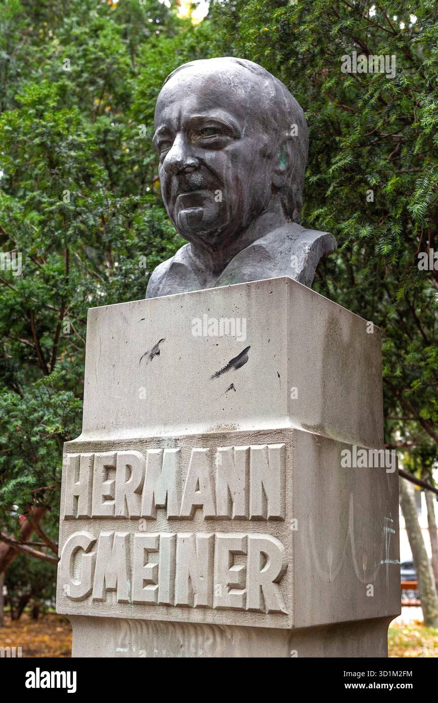 Hermann-Gmeiner-Denkmal, Gründer von SOS Kinderdorf, Parco a Wien, Österreich // Monumento Hermann Gmeiner, fondatore del villaggio per bambini SOS, parco a Vienna, Austria - 20251028 PD19686 credito: APA-PictureDesk/Alamy Live News Foto Stock