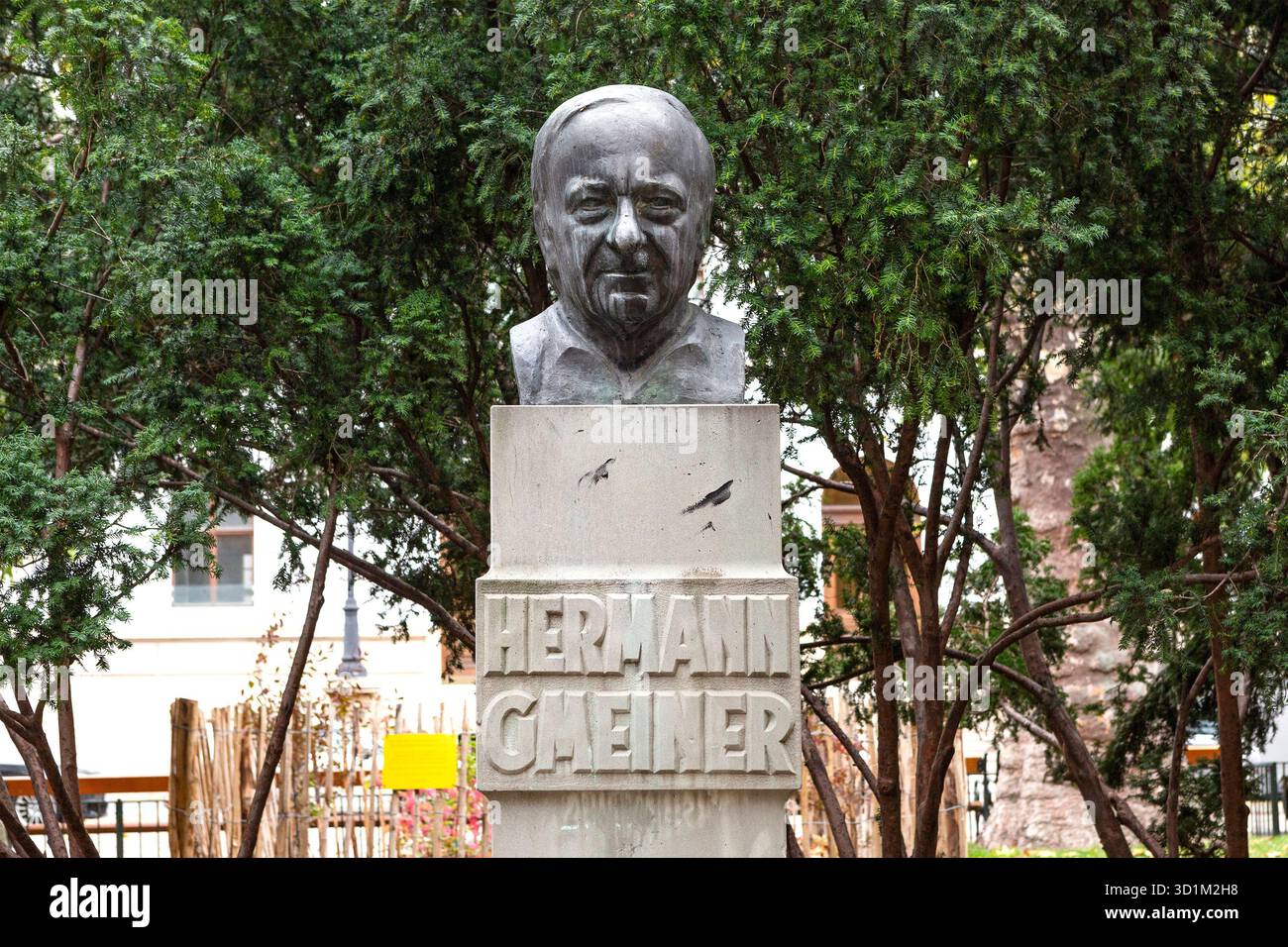 Hermann-Gmeiner-Denkmal, Gründer von SOS Kinderdorf, Parco a Wien, Österreich // Monumento Hermann Gmeiner, fondatore del villaggio per bambini SOS, parco a Vienna, Austria - 20251028 PD19690 credito: APA-PictureDesk/Alamy Live News Foto Stock