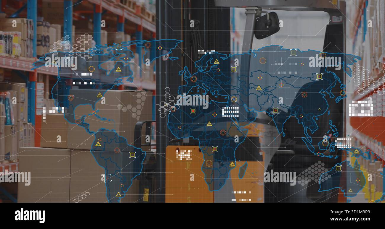 Funzionamento del carrello elevatore a forche con montante esteso che si sposta tra gli scaffali del magazzino con sovrapposizione digitale della mappa mondiale Foto Stock