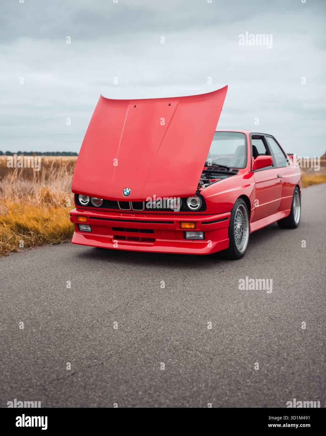ed BMW M3 E30 con cofano aperto. Vista frontale di tre quarti della versione Performance 1980 della BMW serie 3 - coupé sportiva tedesca. Foto Stock