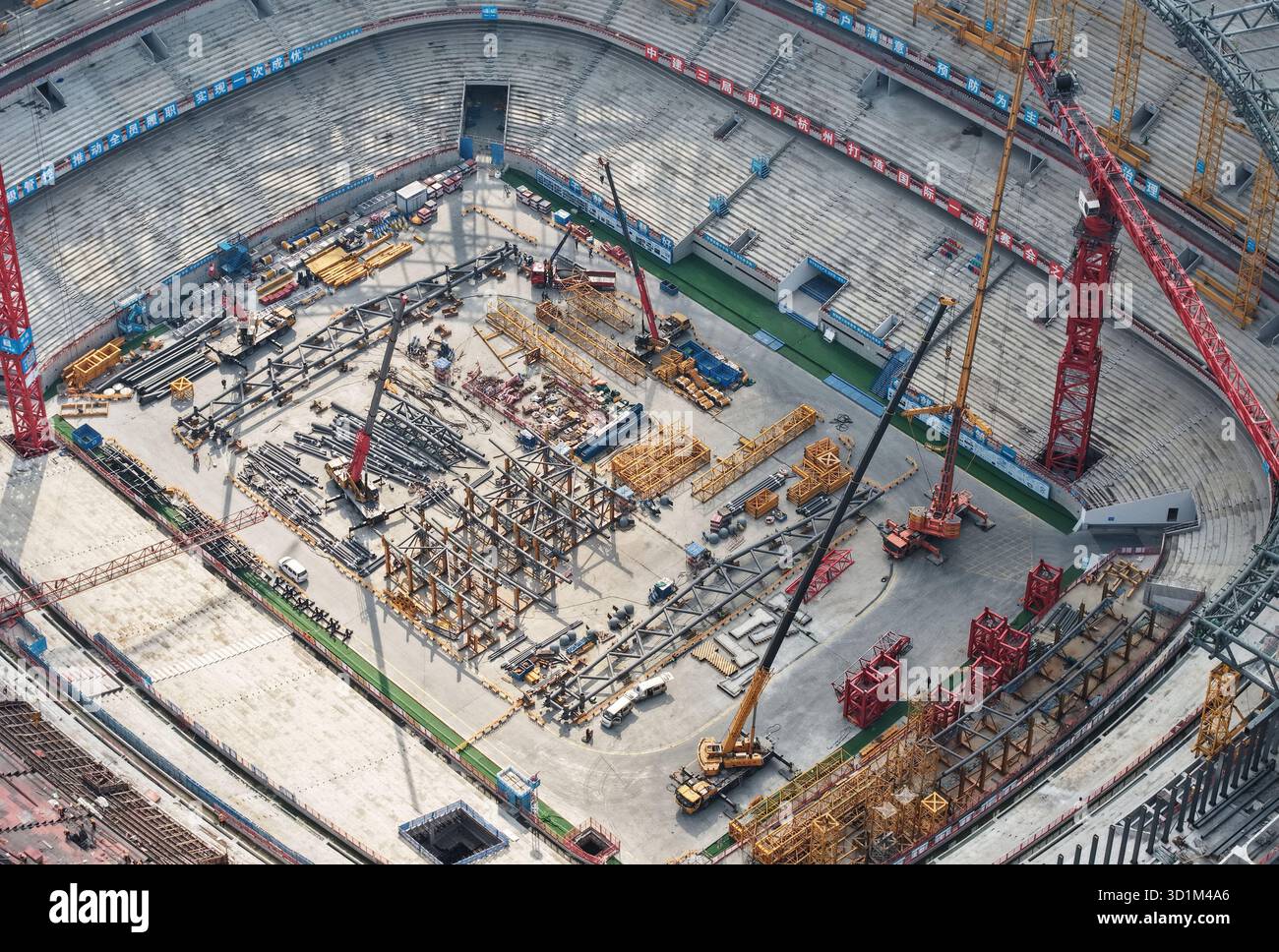 HANGZHOU, CINA - 29 OTTOBRE 2025 - Vista aerea del primo stadio di calcio professionistico con oltre 60.000 posti in costruzione nella provincia di Zhejiang - Hangzhou Yuhang International Sports Center, Hangzhou, provincia di Zhejiang, Cina il 29 ottobre 2025. Foto Stock