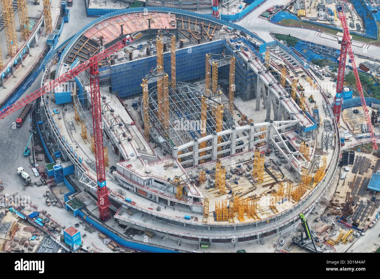HANGZHOU, CINA - 29 OTTOBRE 2025 - Vista aerea del primo stadio di calcio professionistico con oltre 60.000 posti in costruzione nella provincia di Zhejiang - Hangzhou Yuhang International Sports Center, Hangzhou, provincia di Zhejiang, Cina il 29 ottobre 2025. Foto Stock