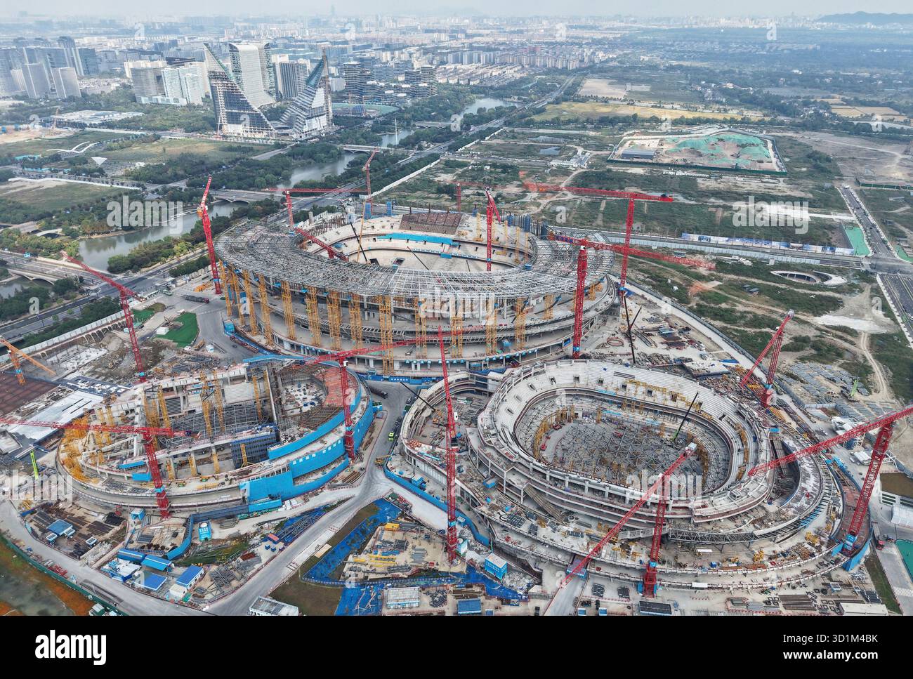HANGZHOU, CINA - 29 OTTOBRE 2025 - Vista aerea del primo stadio di calcio professionistico con oltre 60.000 posti in costruzione nella provincia di Zhejiang - Hangzhou Yuhang International Sports Center, Hangzhou, provincia di Zhejiang, Cina il 29 ottobre 2025. Foto Stock