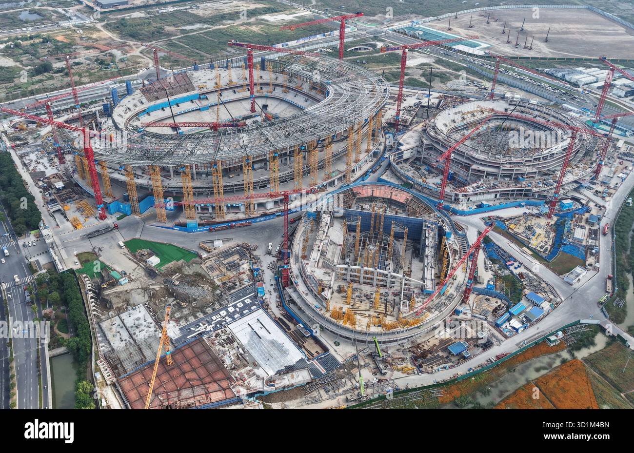 HANGZHOU, CINA - 29 OTTOBRE 2025 - Vista aerea del primo stadio di calcio professionistico con oltre 60.000 posti in costruzione nella provincia di Zhejiang - Hangzhou Yuhang International Sports Center, Hangzhou, provincia di Zhejiang, Cina il 29 ottobre 2025. Foto Stock